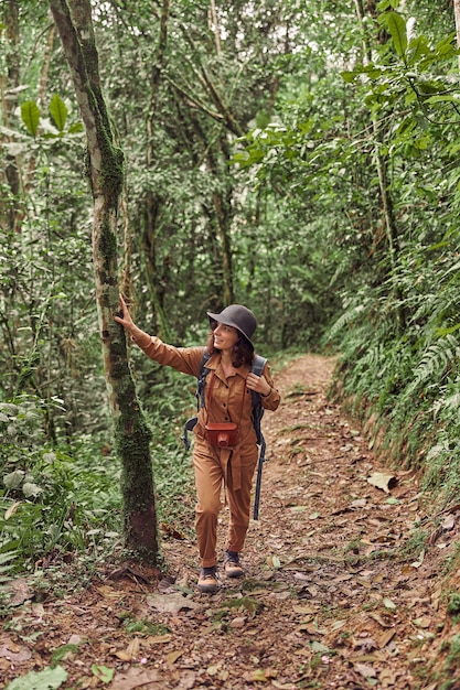 Hermosa joven turista caucásico en las selvas de África ecuatorial