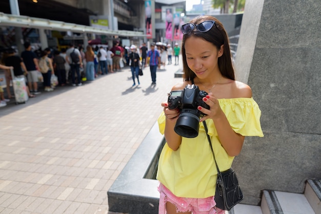 Hermosa joven turista explorando la ciudad de Bangkok