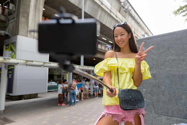 Hermosa joven turista explorando la ciudad de Bangkok