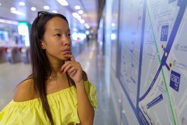 Hermosa joven turista explorando la ciudad de Bangkok