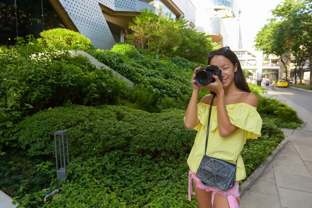 Hermosa joven turista explorando la ciudad de Bangkok