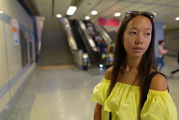 Hermosa joven turista explorando la ciudad de Bangkok