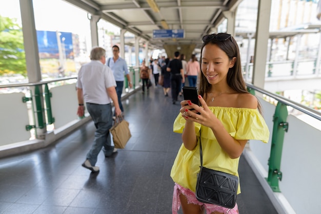 Foto hermosa joven turista explorando la ciudad de bangkok