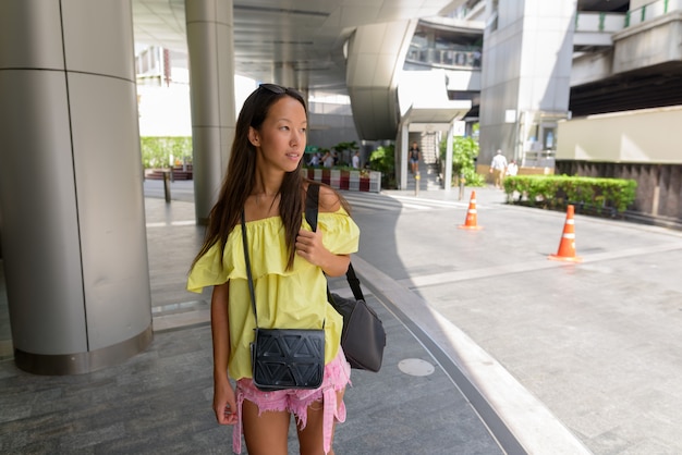 Hermosa joven turista explorando la ciudad de Bangkok