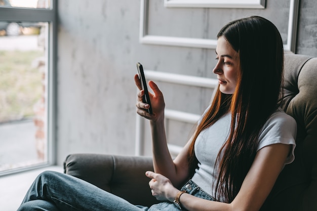 Foto hermosa joven usando un teléfono