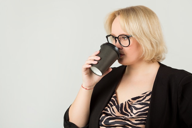 hermosa joven en vasos con una taza de café