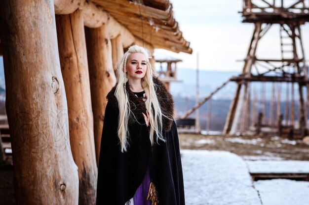 Hermosa joven vestida con ropa de vikingo