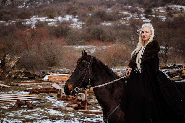 Hermosa joven vestida con ropa de vikingo