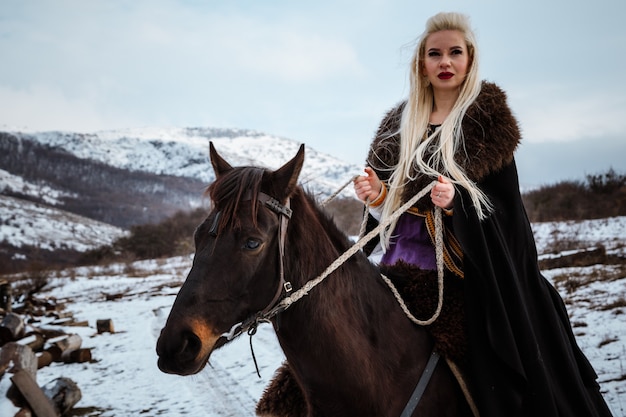 Hermosa joven vestida con ropa de vikingo