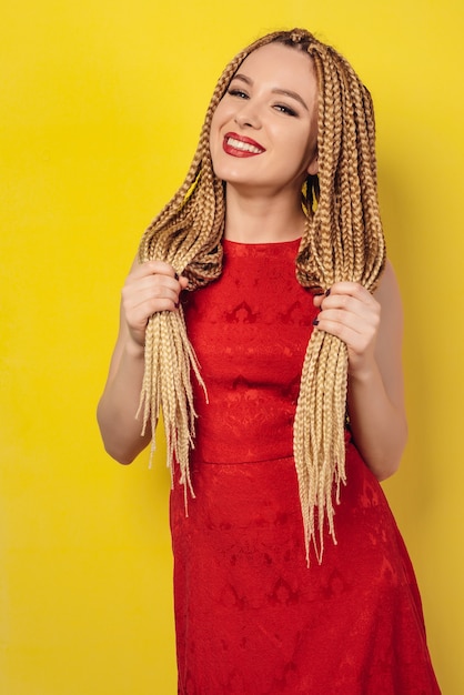 Foto hermosa joven vestida con un vestido rojo