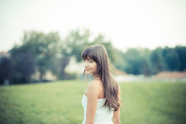 hermosa joven con vestido blanco