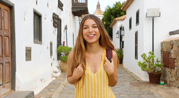 Hermosa joven viajera visita la pequeña ciudad de Betancuria, Islas Canarias, España