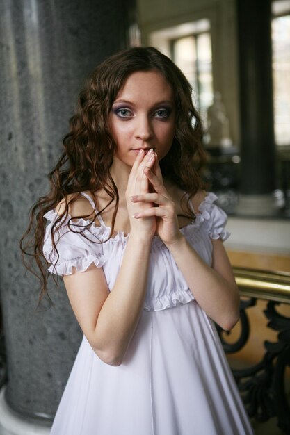 Hermosa joven victoriana en vestido blanco