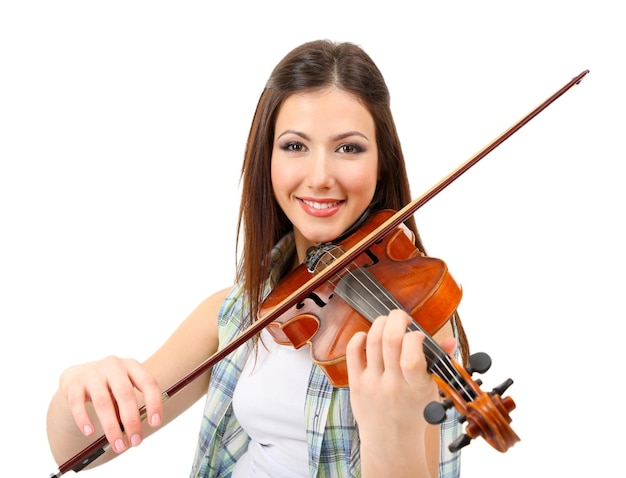 Hermosa joven con violín aislado en blanco