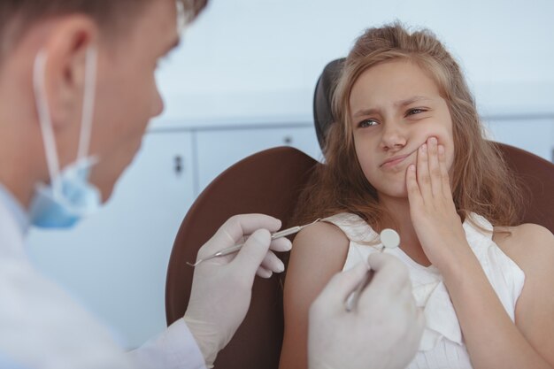 Hermosa joven visitando dentista