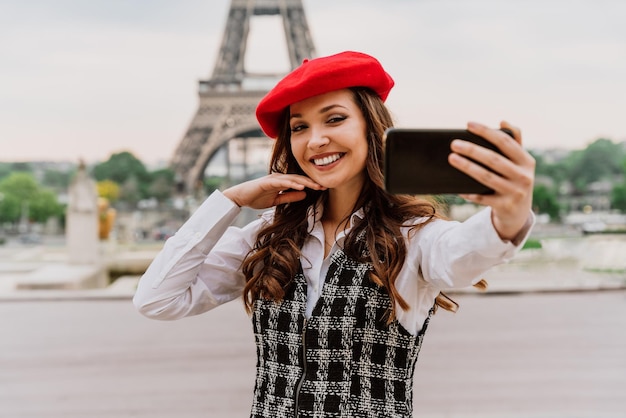 Hermosa joven visitando parís y la torre eiffel