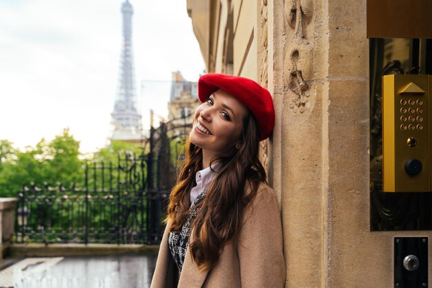 Hermosa joven visitando parís y la torre eiffel