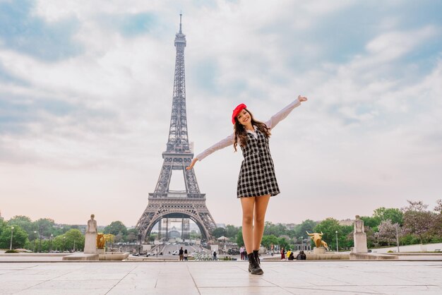 Hermosa joven visitando parís y la torre eiffel