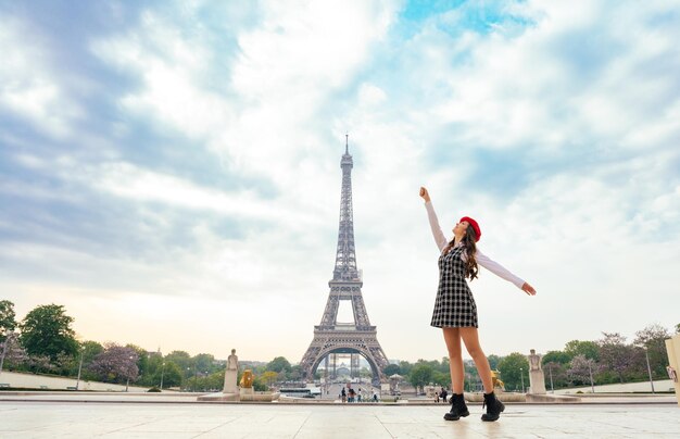 Hermosa joven visitando parís y la torre eiffel