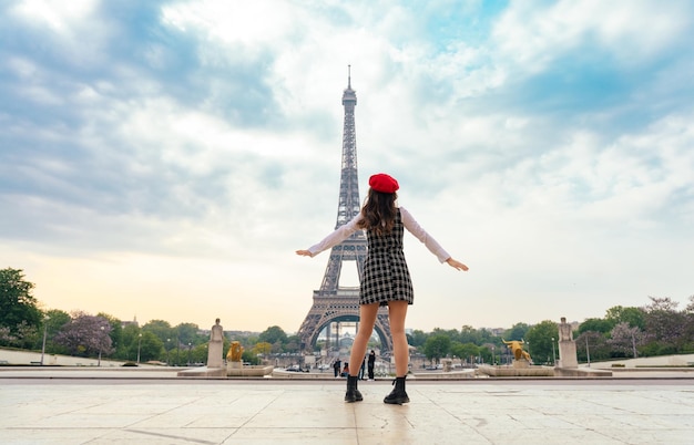 Hermosa joven visitando parís y la torre eiffel