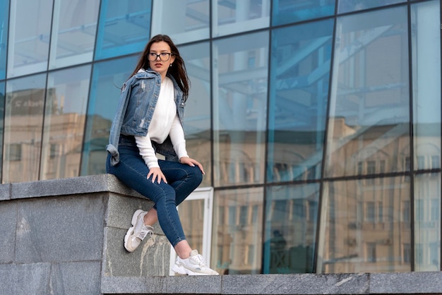 Hermosa joven viste ropa casual y posa para la foto