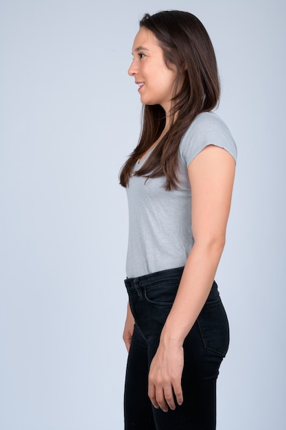 Foto hermosa joven vistiendo ropa casual en blanco