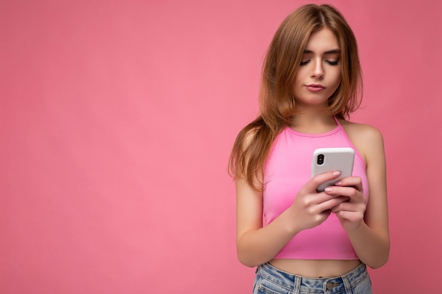 Hermosa joven vistiendo ropa casual que se encuentran aisladas sobre antecedentes de surf en el