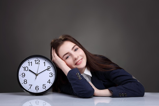 Hermosa jovencita con gran reloj