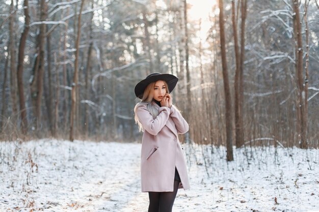 Hermosa jovencita en ropa de moda en un día soleado de invierno