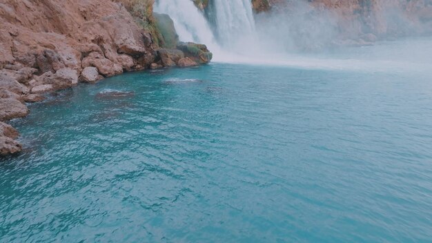 Hermosa laguna turquesa en un lugar turístico Cascada Armonía con la naturaleza Agua pura Vista aérea de drones