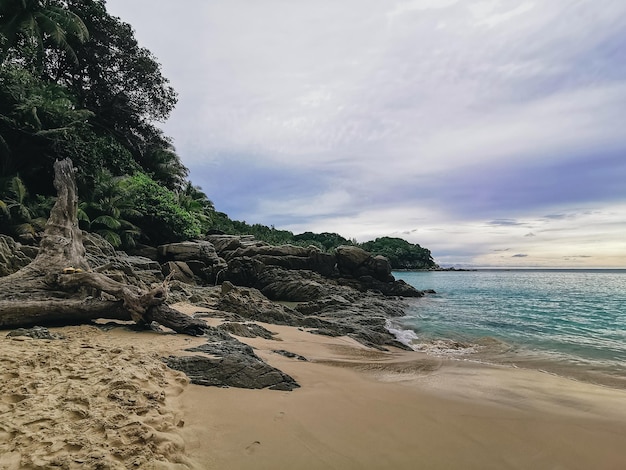 Hermosa libertad de playa desierta salvaje con olas de arena blanca y rocas Phuket Tailandia