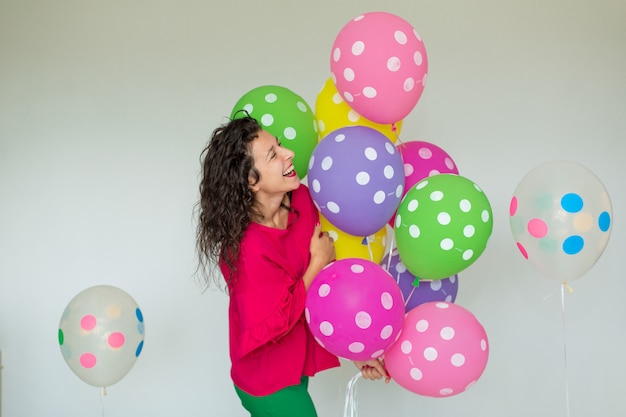 Hermosa linda chica alegre con globos de colores. Vacaciones feliz cumpleaños.