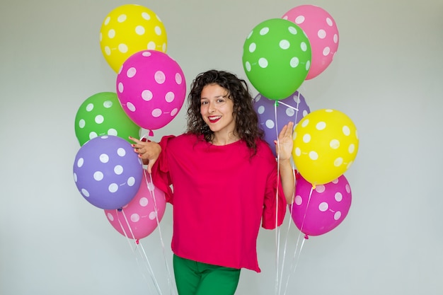 Hermosa linda chica alegre con globos de colores