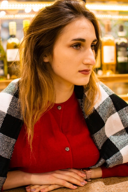 Hermosa linda chica en el café cerca de la ventana con café sonriendo