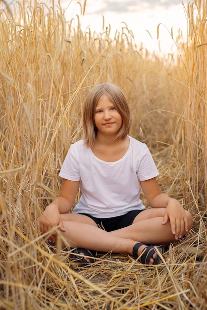 hermosa linda chica en campo de trigo, infancia feliz