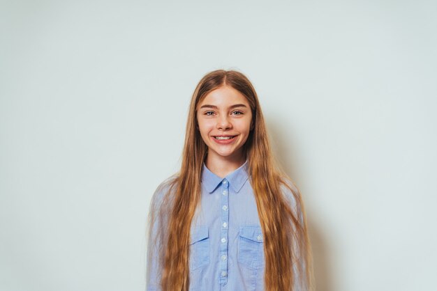 Hermosa linda chica en la escuela primaria en casa