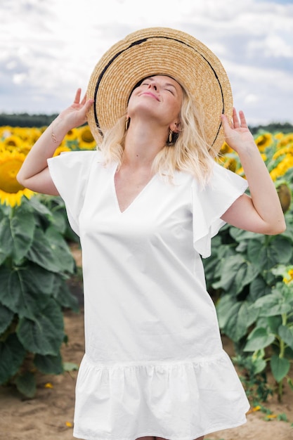 Hermosa linda chica sexy con un vestido blanco camina por el campo