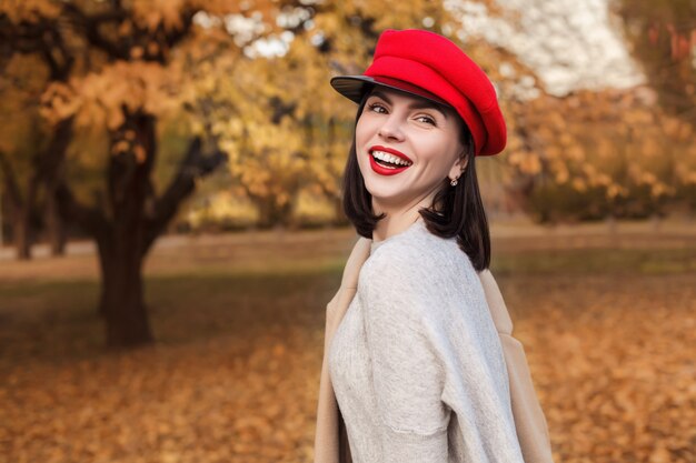 Hermosa linda mujer sonriente en el parque otoño