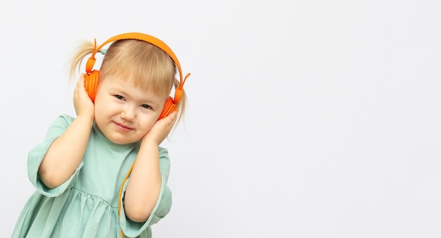 Foto hermosa linda niña feliz con auriculares