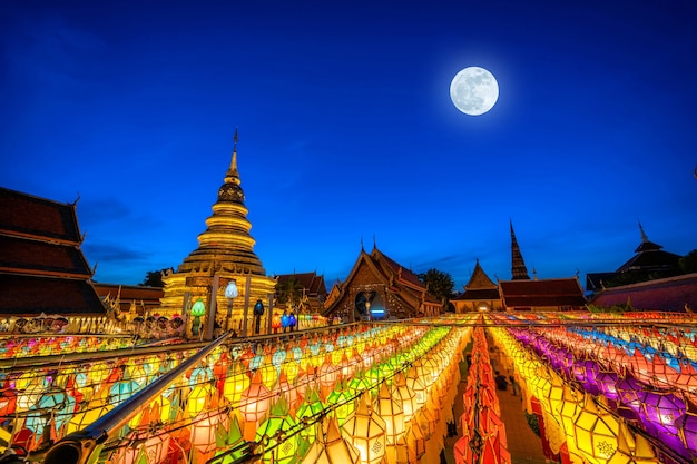 La hermosa linterna Lanna son linternas de estilo tailandés del norte en Loi Krathong o Yi Peng