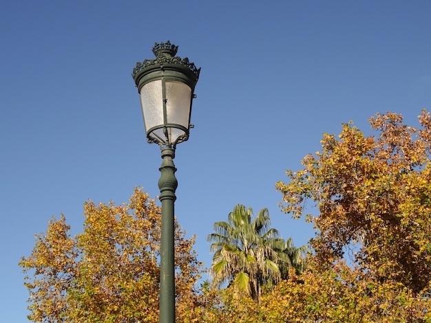 Hermosa linterna vintage con árboles de otoño en Granada (España)