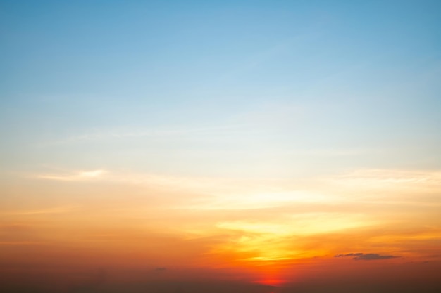 Hermosa lujo suave gradiente naranja dorado nubes y la luz del sol en el cielo azul perfecto para el fondo tomar en everningTwilight gran tamaño de alta definición foto de paisaje