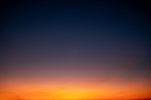 Hermosa lujo suave gradiente naranja dorado nubes y la luz del sol en el cielo azul perfecto para el fondo tomar en everningTwilight gran tamaño de alta definición foto de paisaje