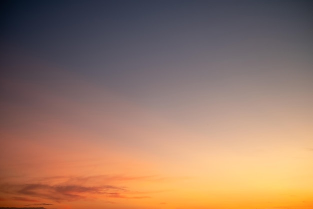 Hermosa de lujo suave gradiente naranja nubes doradas y la luz del sol en el cielo azul perfecto para el fondo tomar en el crepúsculo eterno