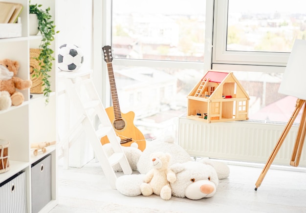 Hermosa y luminosa habitación infantil.