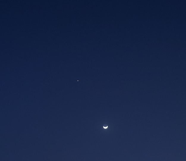 Foto la hermosa luna en el cielo