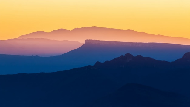 Hermosa luz del atardecer en las montañas españolas (Serra d Entreperes)