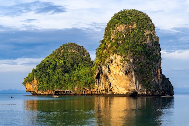 Hermosa luz de la mañana en Pranang Cave Beach, Railay, Krabi, Tailandia