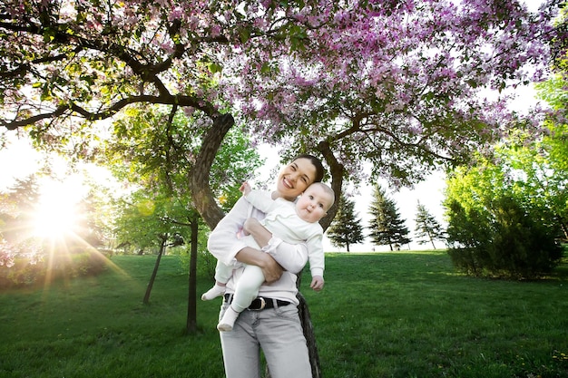Hermosa madre y bebé al aire libre belleza de la naturaleza mamá y su hijo jugando en el parque