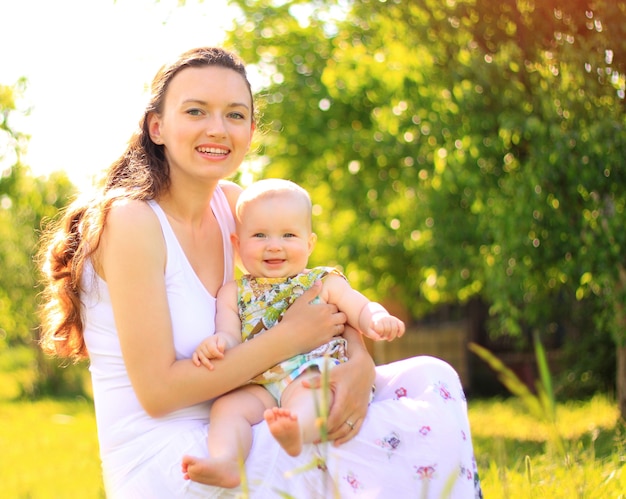 Hermosa madre y bebé